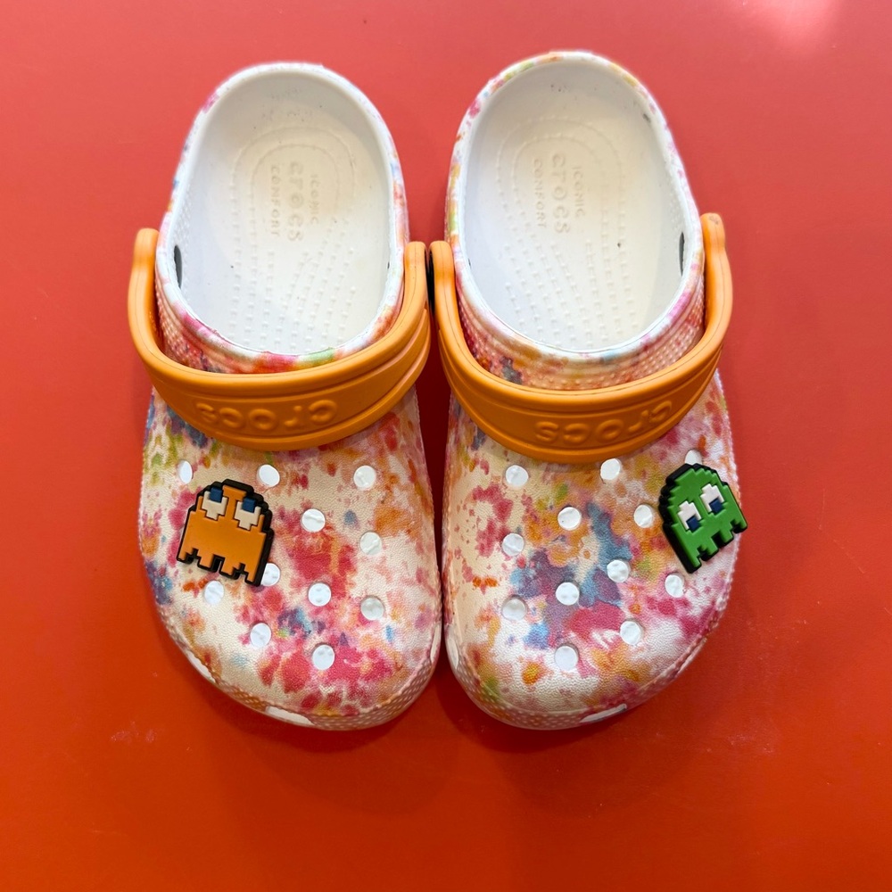 Crocs Kids C-11 Classic Tie Dye Clogs incl. gibbitz, gently used, sold out style
